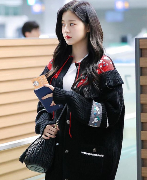 Won Young (IZ*ONE) mặc cardigan pha bèo nhún ở vai, giúp vẻ ngoài thêm ngọt ngào.