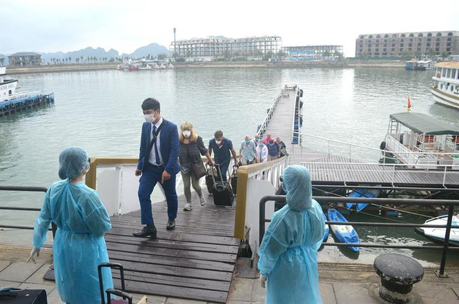 Cơ quan chức năng tỉnh Quảng Ninh tiến hành cách ly đối với hành khách từng đi chung chuyến bay với bệnh nhân thứ 17.