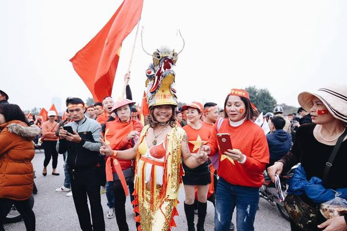 Rất nhiều ý tưởng táo bạo về trang phục, cách trang điểm đến từ các CĐV được "trình diễn" tại sân Mỹ Đình. Rất nhiều ý tưởng táo bạo về trang phục, cách trang điểm đến từ các CĐV được "trình diễn" tại sân Mỹ Đình.