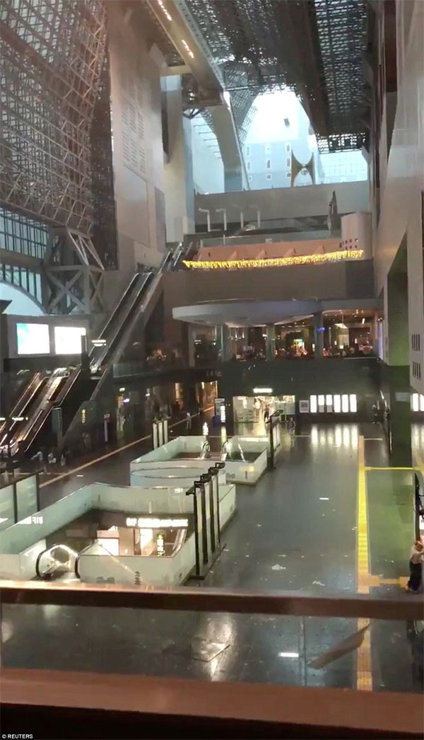 Trần nhà tốc mái, rơi xuống đất.