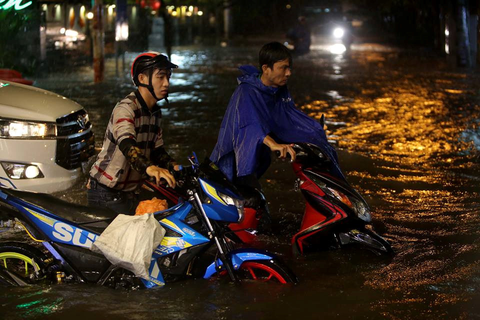 Nhiều xe bị tắt máy khi đường ngập sâu. ẢNH: NGỌC DƯƠNG.