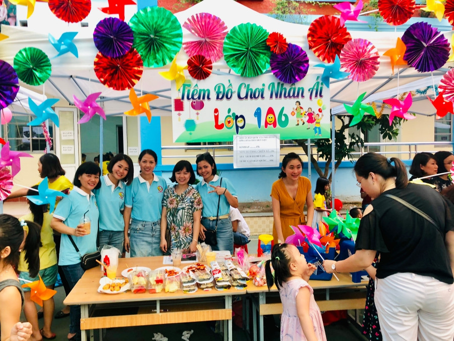 Các phụ huynh vừa là chủ nhân của những “sạp hàng” tự chế và cũng vừa chính là những “khách hàng” tham gia vào hội chợ.