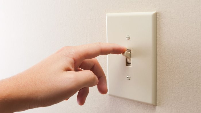 Hiện tượng bị giật tê tay khi chạm vào đồ vật trong mùa đông là do mất cân bằng điện tích trên bề mặt của một vật liệu, hay còn gọi là hiện tượng tĩnh điện. (Ảnh: GetUpStudio / Getty Images)