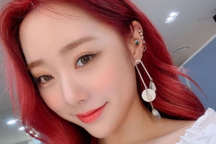 Yeonjung (WJSN) cũng đã từng thử nghiệm với mái tóc đỏ. Nhiều fan từng thú nhận chưa khi nào họ thấy Yeonjung xinh đẹp thu hút đến như thế.