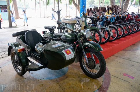 Một chiếc Sidercar Uran 3 bánh đậm chất cổ điển xuất hiện bên cạnh dàn xe Honda 67.