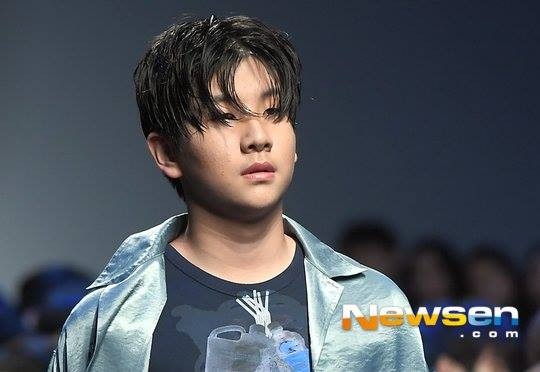 Có thế thấy Woo Jin khá tiều tụy và mệt mỏi.