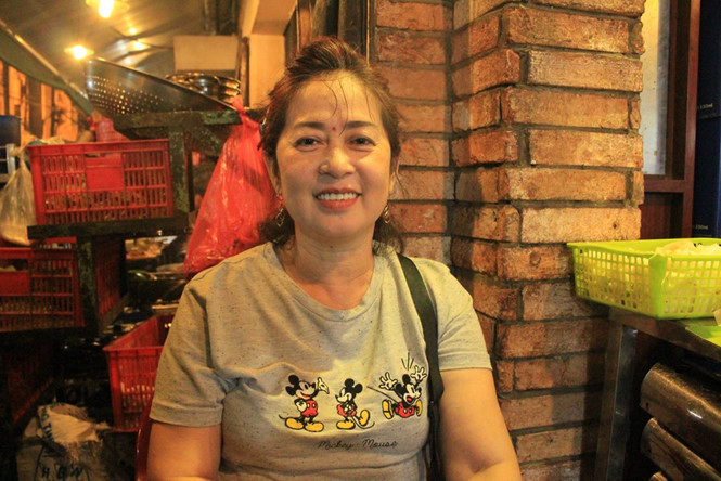 Bà Chế Thị Nương (58 tuổi, chủ quán). ẢNH: LƯU TRÂN.