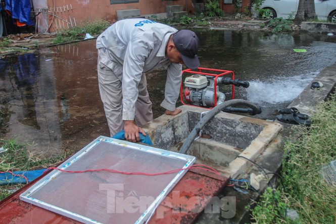 Trước đó, từ trưa 10/10, nhiều khu vực người dân phản ánh nước sinh hoạt có mùi hóa chất nồng nặc là ở quận Thanh Xuân, Nam Từ Liêm, Hoàng Mai, Cầu Giấy, Hà Đông và huyện Hoài Đức.