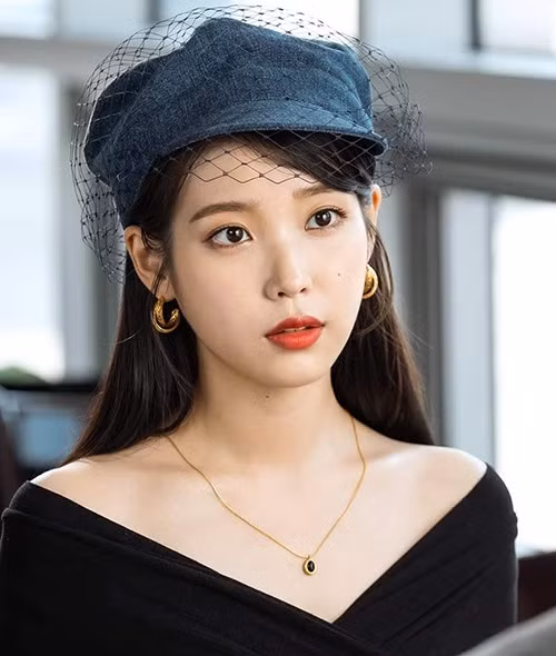 Nhiều người cho rằng IU xinh nhất khi để tóc dài. Mái tóc chấm lưng giúp người đẹp tôn lên nhan sắc kiêu sa, cổ điển kiểu công chúa. Loạt hình sang chảnh trong phim Hotel Del Luna cho thấy IU rất hợp với tóc dài.