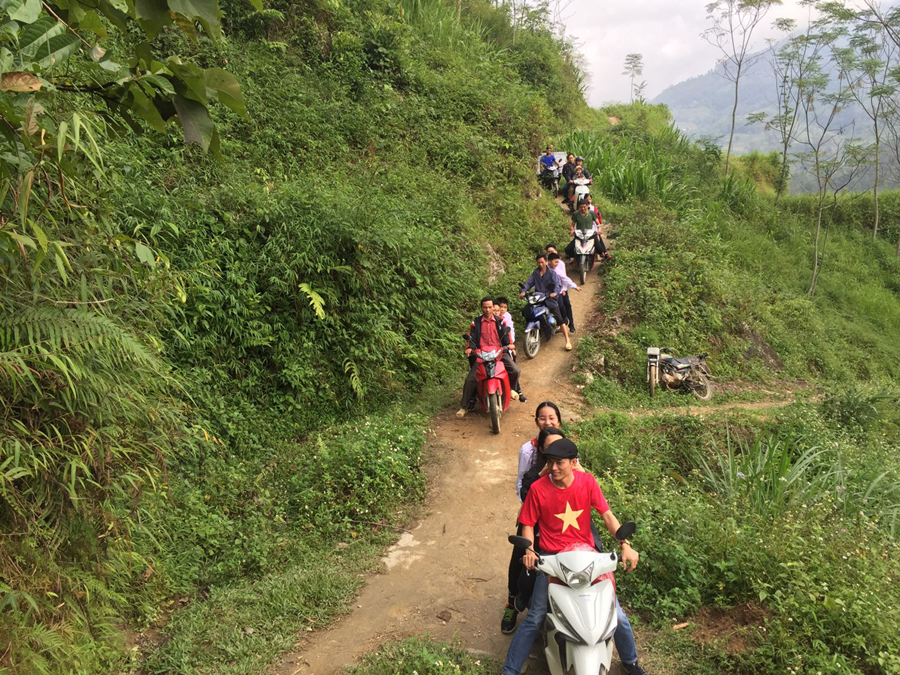 Những cung đường gập ghềnh trên đường tới trường Khư Phá.