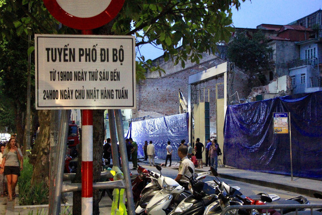 Nơi xảy ra vụ việc nằm ngay trên tuyến phố đi bộ trong ngày cuối tuần.