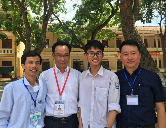 Một thí sinh (thứ 2 từ phải sang) ở điểm thi Trường THPT Hậu Lộc 1, Thanh Hóa mong đỗ vào Trường ĐH Bách khoa Hà Nội Ảnh: Quý Hiên