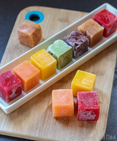 Trái cây được làm đông lạnh sẵn thành từng viên là cách rất tiện lợi để bạn làm smoothie đấy.