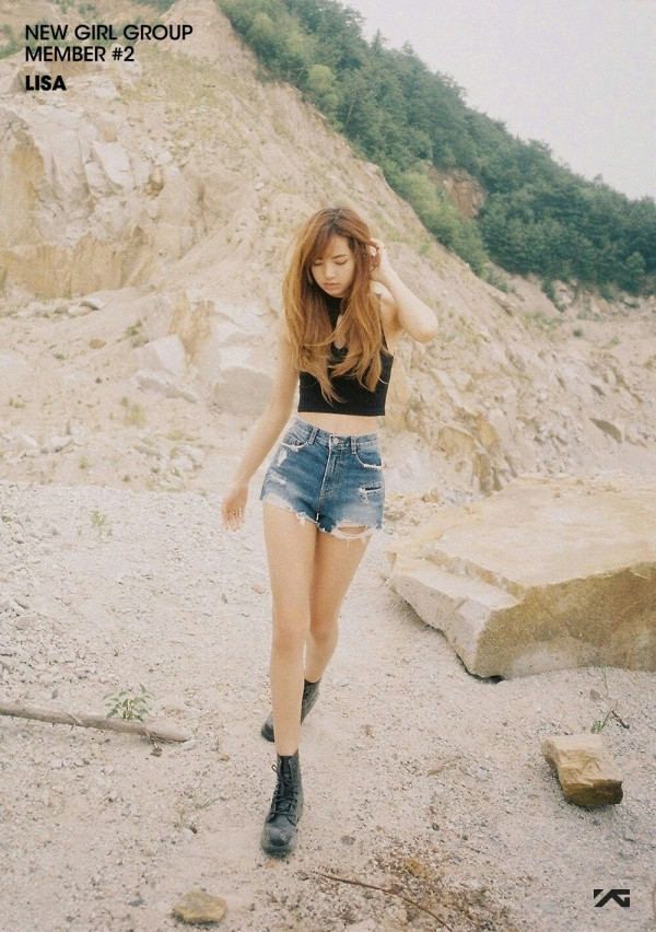 Ngay từ khi debut, Lisa đã nổi bật với đôi chân siêu dài