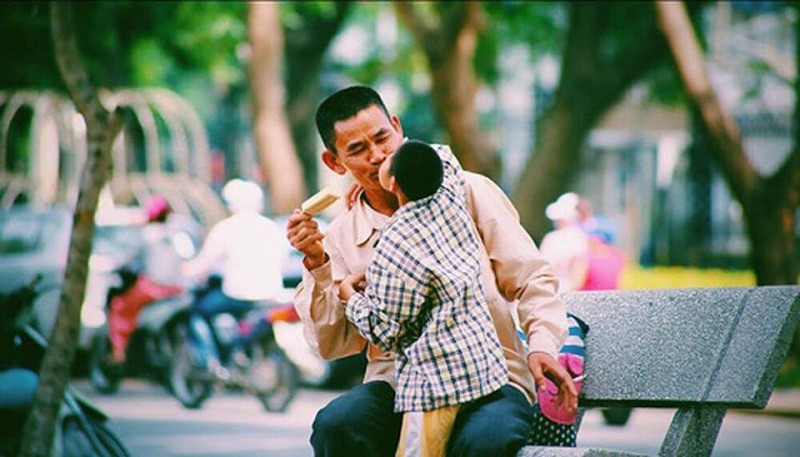 Chỉ cần một cây kem cũng có thể khiến con vui cả ngày.