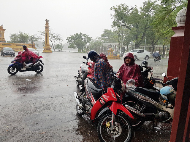 Các phụ huynh đưa con đến trường thi.