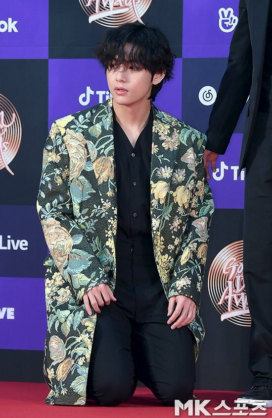 Có thể thấy khuôn mặt V sau cú ngã vẫn khá bàng hoàng, chưa thể cười tươi tắn trở lại. Nhưng khoảnh khắc này cũng đủ gây bão trên Twitter vì V quá đẹp trai.