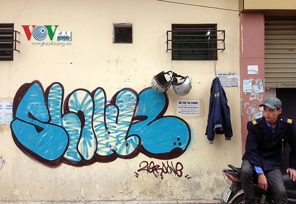 Những dòng chữ vô nghĩa và không mang nhiều giá trị nghệ thuật trên một bức tường ở đường Hai Bà Trưng, Hà Nội.