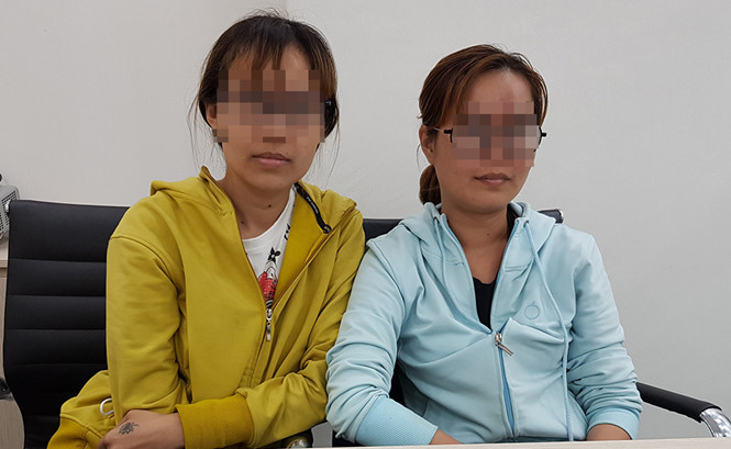 2 chị em D. (phải) và N. và đơn tố cáo spa gây tai biến sau khi làm đẹp. Ảnh: DUY TÍNH. 2 chị em D. (phải) và N. và đơn tố cáo spa gây tai biến sau khi làm đẹp. Ảnh: DUY TÍNH.