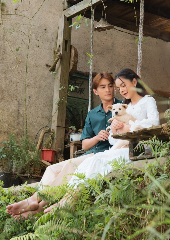 Một chàng trai giúp Phạm Quỳnh Anh sửa đèn, một anh chàng cùng nghe nhạc đầy bình yên và một chàng trai khác đã hẹn hò uống rượu vui vẻ với cô