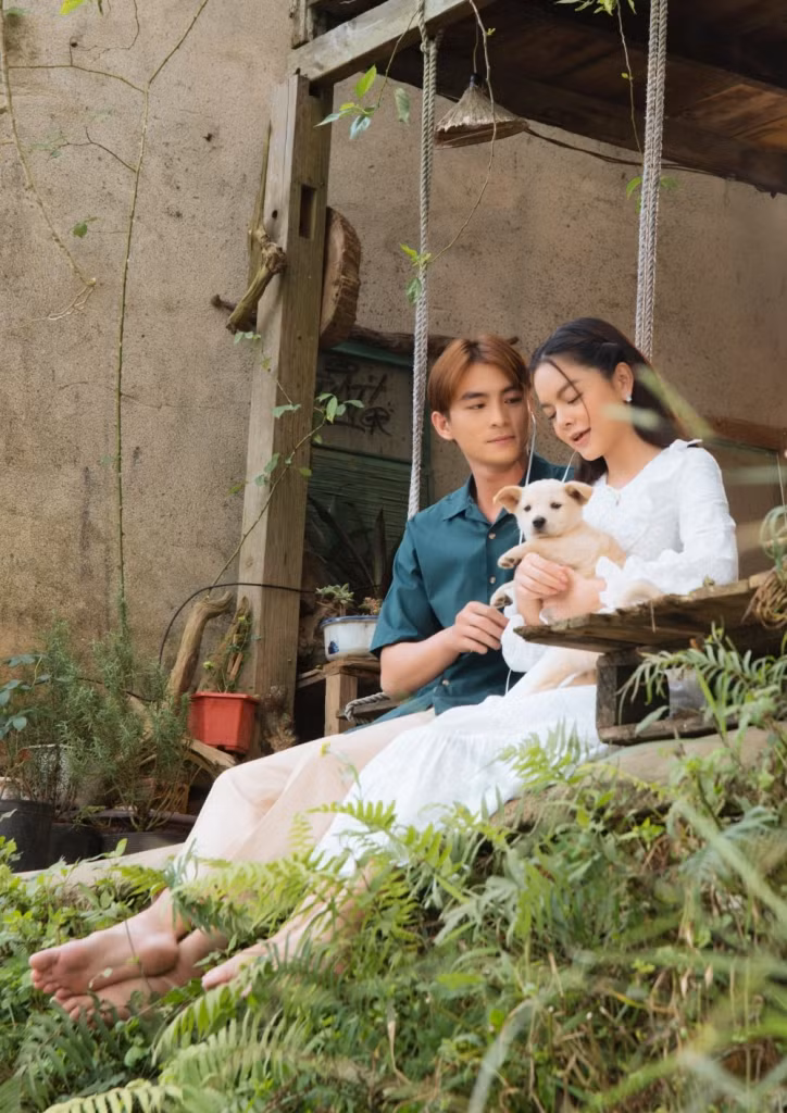 Một chàng trai giúp Phạm Quỳnh Anh sửa đèn, một anh chàng cùng nghe nhạc đầy bình yên và một chàng trai khác đã hẹn hò uống rượu vui vẻ với cô