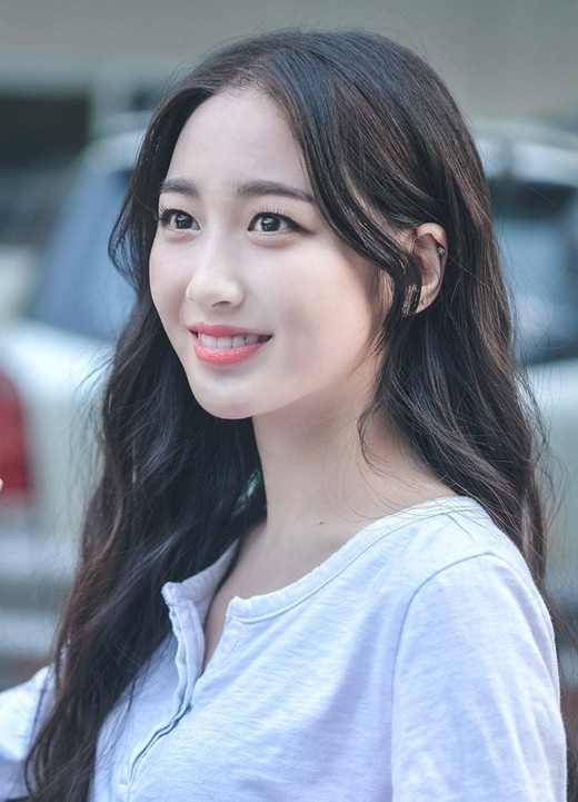 Người Hàn rất thích những đôi mắt có phần bọng mắt lớn, và mắt của Yookyung (Elris) đã đạt đúng tiêu chuẩn đó. Quả thực là đôi mắt thanh tú dịu dàng giúp Yookyung luôn có vẻ hiền lành nữ tính.