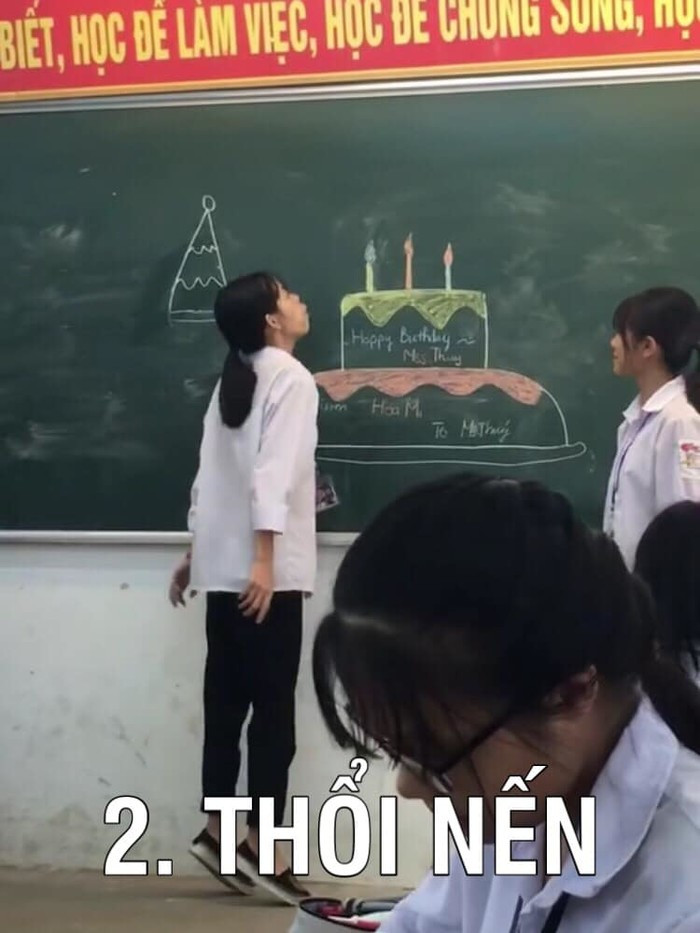 Cầu nguyện xong thì hãy thổi nến đi nhé cô gái. Ảnh: Phương Lan