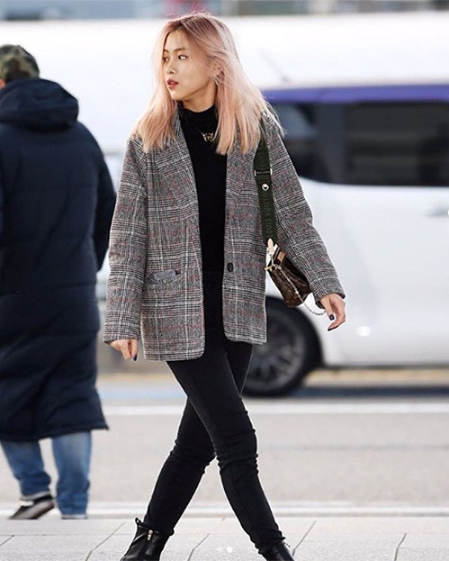 Đây cũng là lý do cô nàng rất hạn chế mặc quần quá ôm kể cả khi lên sân khấu hay ra sân bay.