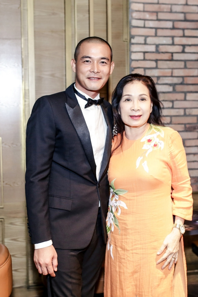 Đông đảo nghệ sĩ xuất hiện tại buổi ra mắt phim.