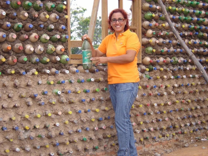 Hóa ra, đối với những gia đình có thu nhập thấp, một ngôi nhà được làm từ những chai nhựa bỏ đi này lại mang lại hạnh phúc nhiều đến thế.