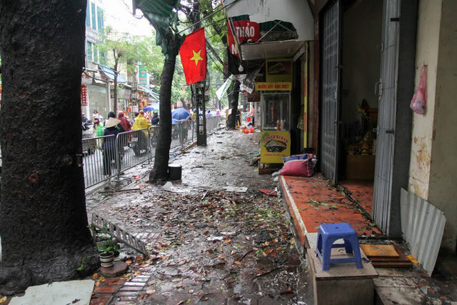 Hiện trường tan hoang sau vụ hỏa hoạn thiêu cháy gần chục ngôi nhà trên phố Đê La Thành tối 17/9.