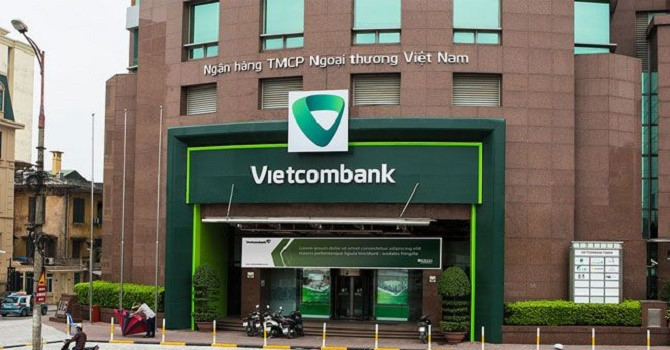 Vietcombank vừa thông báo tăng phí rút tiền ATM nội mạng từ ngày 15/7 tới. (Ảnh minh hoạ)