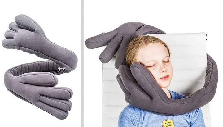 Gối ôm. Có rất nhiều loại gối du lịch trên thị trường và hầu hết chúng đều giống nhau. Các nhà thiết kế người Canada đã phát minh ra một loại gối ôm linh hoạt, cho phép bạn điều chỉnh để phù hợp với mọi vị trí ngồi và nằm. Chưa kể là hình dáng thực tế của nó trông rất đáng yêu.