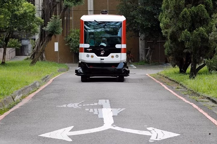 Xe bus tự hành EZ10 do Pháp sản xuất, chạy thử trong khuôn viên một trường đại học ở Đài Bắc, Đài Loan (Trung Quốc)./.
