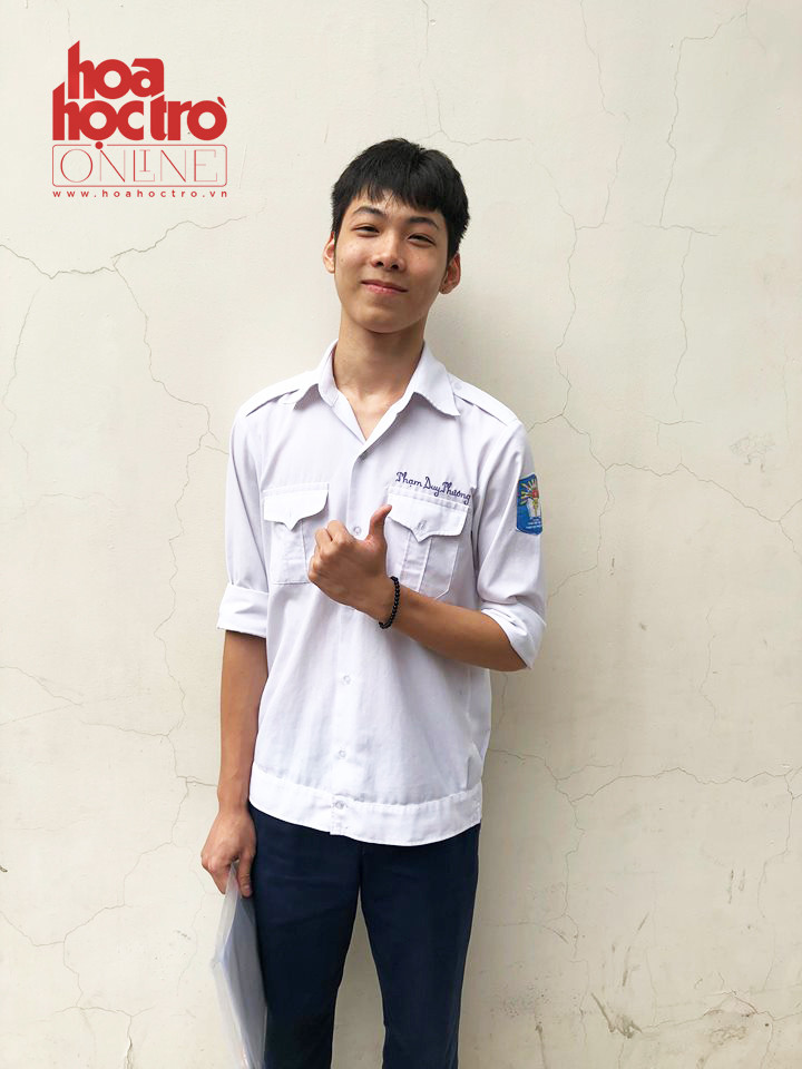 Duy Phương cũng nhận thấy đề hơi quá sức với cậu bạn. (Ảnh: Linh Triết)