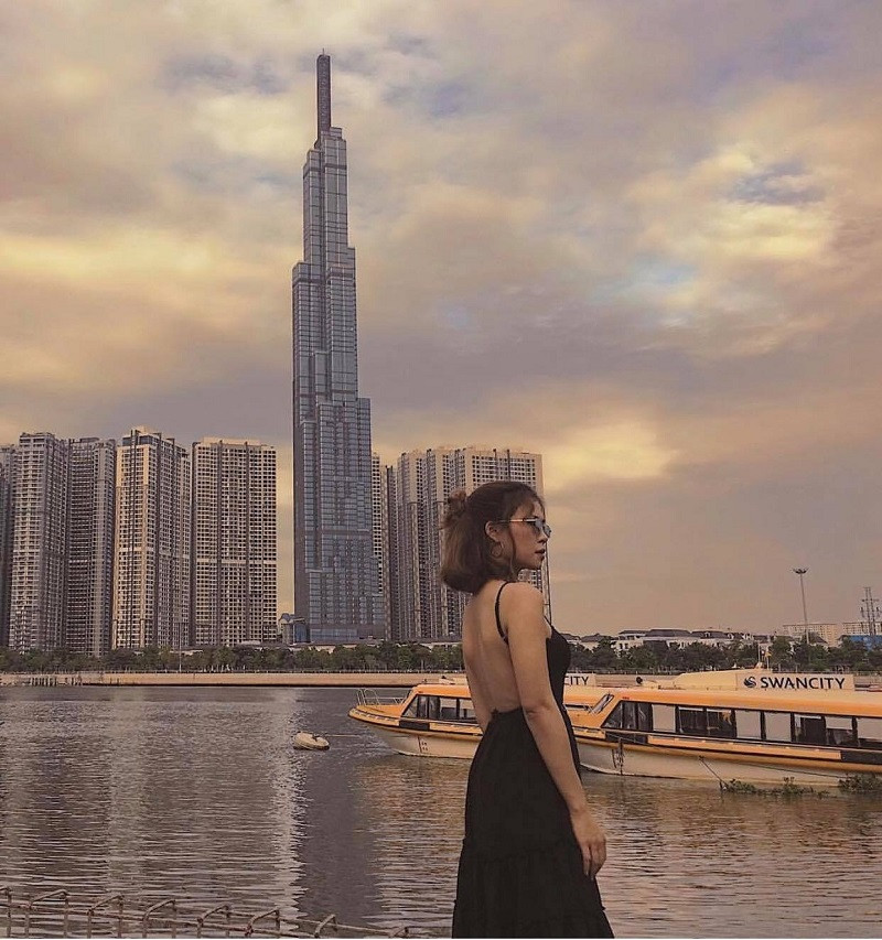 Chụp cùng Landmark một chiều hoàng hôn. (Ảnh: Facebook Bùi Huyền)