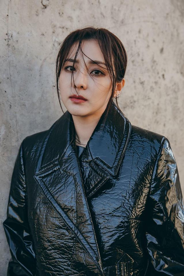 Dù bị trang điểm ra sao, nhan sắc Dara vẫn tỏa sáng.