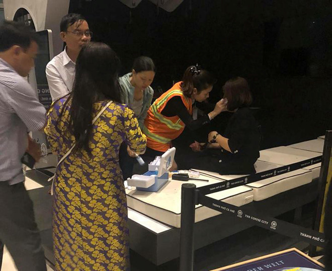 Một hành khách bị thương sau sự cố. Ảnh: Zing News