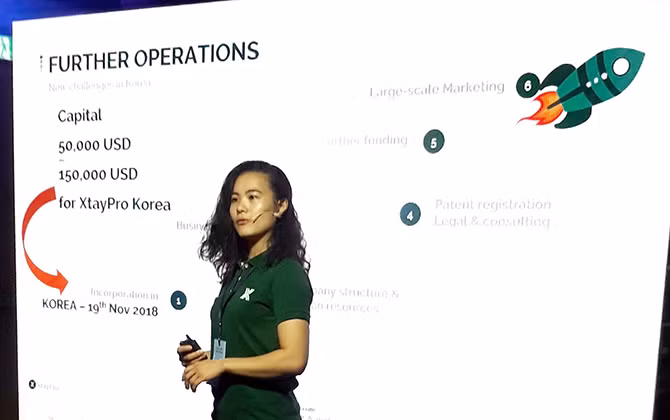 Chị Nguyễn Hồng Mai giới thiệu XtayPro tại Ngày Truyền thông Toàn cầu Asean-Hàn Quốc. Trước khi làm giám đốc sản phẩm của XtayPro, chị Nguyễn Hồng Mai đã có nhiều năm du học, sinh sống và làm việc tại Đức.