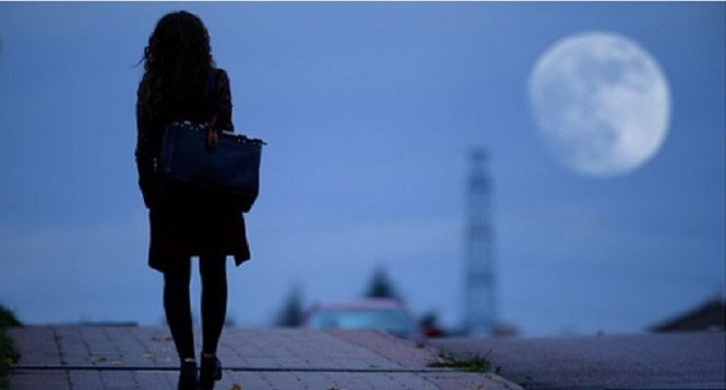 Phụ nữ trẻ ở Anh cảm thấy không an toàn khi ra ngoài một mình. Ảnh: CHỤP MÀN HÌNH BBC