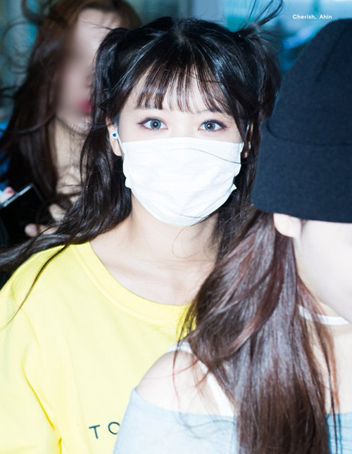 Ahin (Momoland) diện khẩu trang nhưng vẫn đeo kính áp tròng tông xám khói, kẻ eyeliner sắc lẹm như chuẩn bị lên sàn diễn.