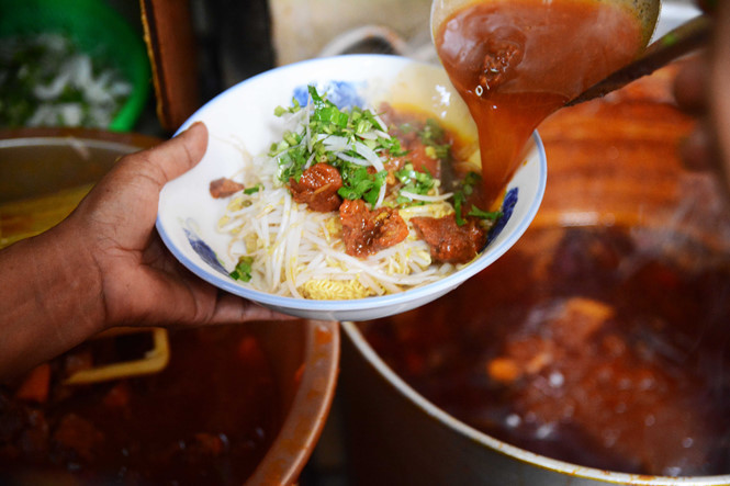 Nước bò luôn luôn sôi, sẵn sàng phục vụ khách hàng. ẢNH: HỒNG THẮM