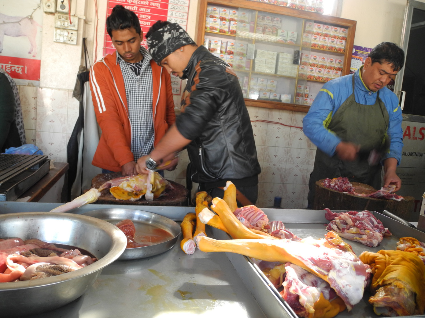 Một quầy bán thịt cừu và thịt gà