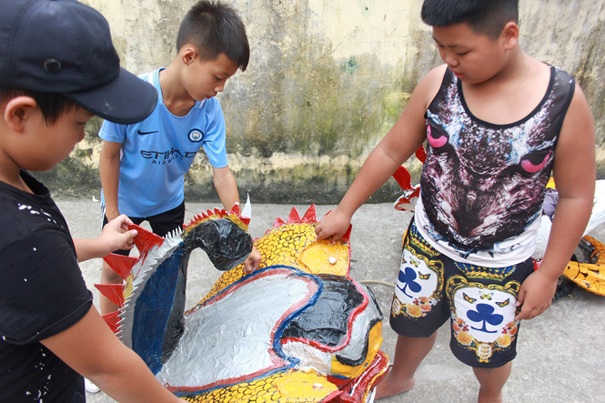 Trưởng nhóm Nguyễn Văn Hòa kiểm tra sản phẩm.