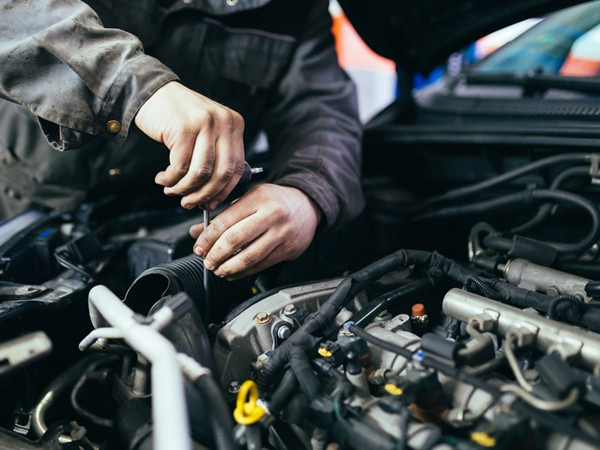 Một người thợ sẵn sàng làm việc ngoài giờ để sửa xe giúp tôi.