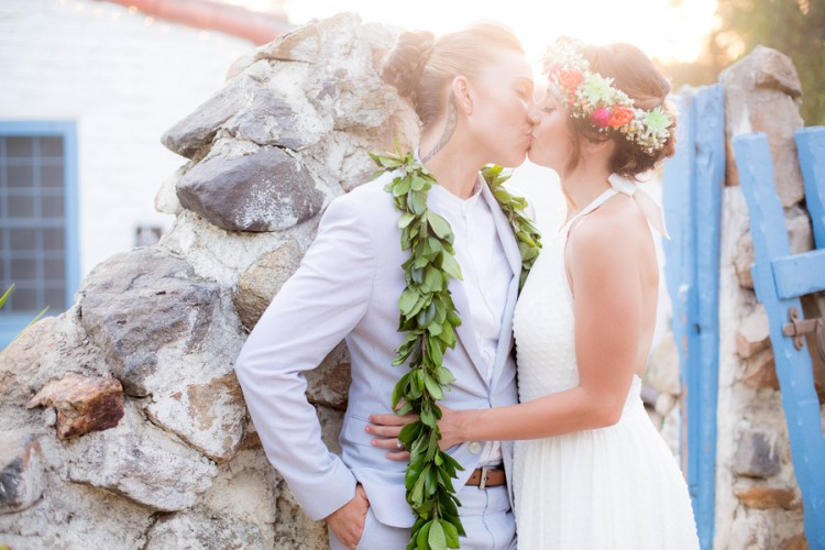 Hai cô nàng xinh đẹp đã trao nhau nụ hôn ngọt ngào như lời khẳng định tình yêu trước sự chứng kiến của gia đình và bạn bè