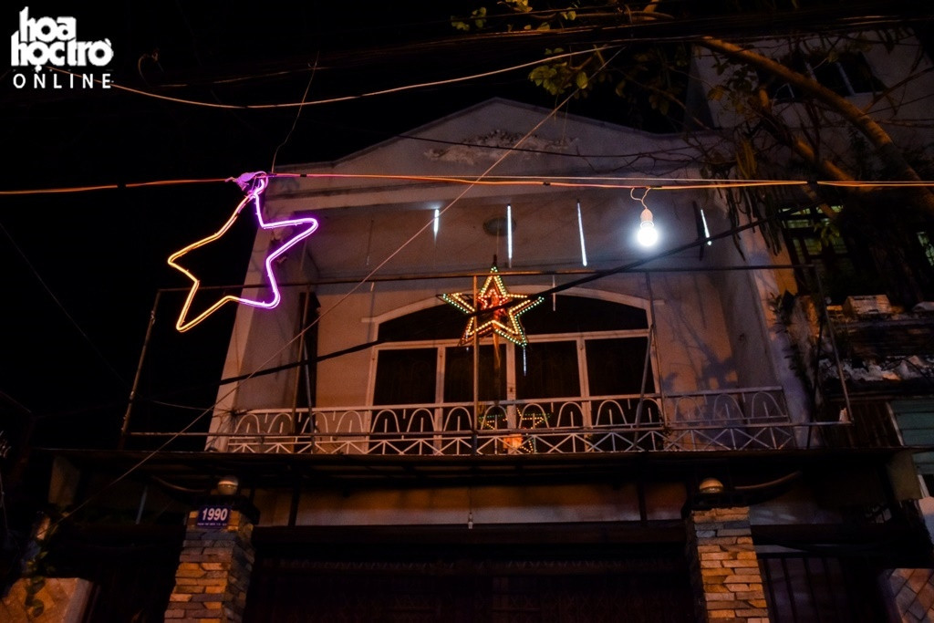 Điều đặc biệt tại con đường này, dù nhà to hay nhà nhỏ thì đều cố gắng trang trí cho có chút không khí Giáng Sinh.