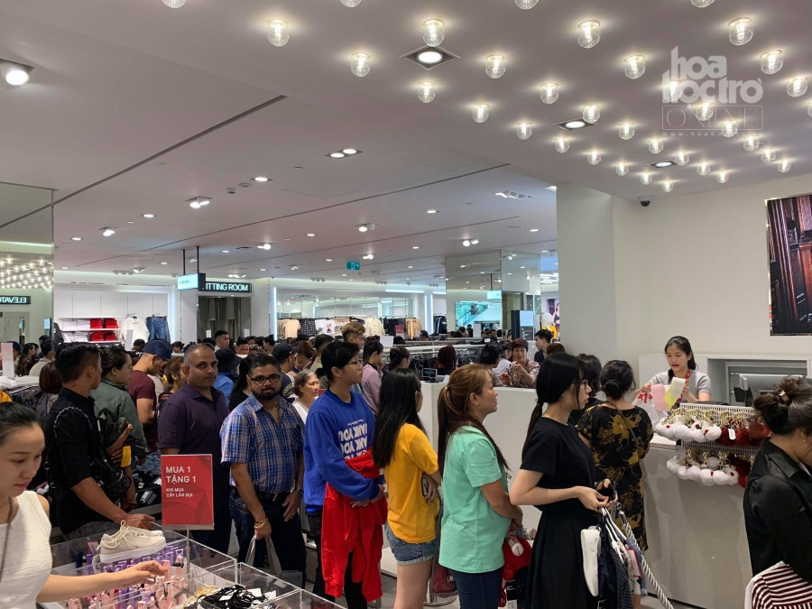 "Săn" được hàng sale đã khó, xếp hàng tính tiền còn... nản hơn!