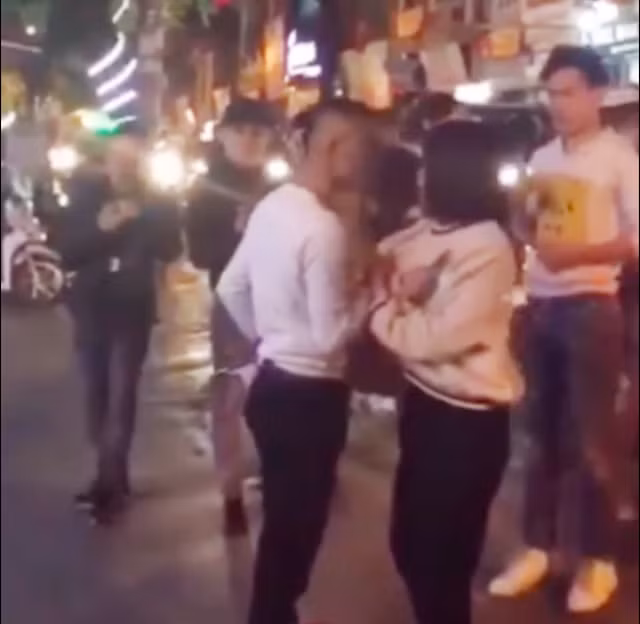 Chàng trai túm cổ áo và nói "Em nghĩ trốn được anh à". Ảnh cắt từ clip của FB Ninh Nguyen.