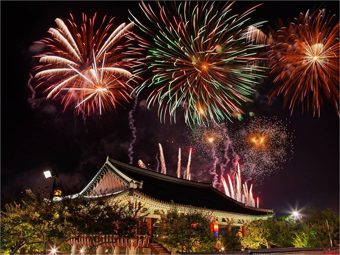 Vào mùa thu, du khách có thể ngắm pháo hoa tuyệt đẹp trên bầu trời đêm Seoul. Hàng năm, lễ hội pháo hoa diễn ra ở công viên sông Hàn Yeouido, thu hút hơn 1 triệu du khách và trở thành lễ hội tiêu biểu của Seoul.